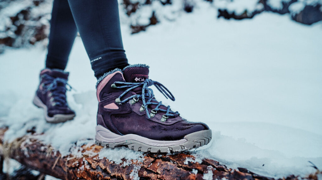 Pessoa usando bota Columbia impermeável para neve, com tração e isolamento térmico.