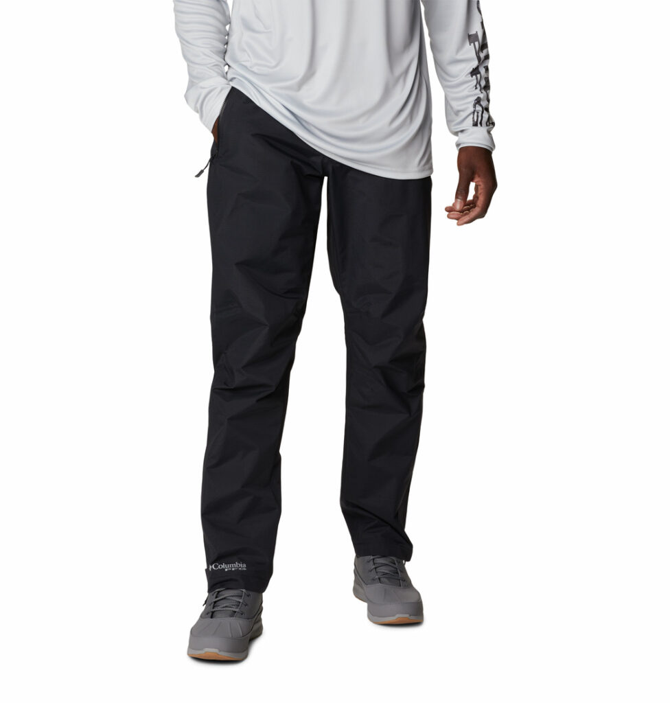 Homem usando calça Columbia térmica e impermeável, ideal para neve e esportes de inverno.