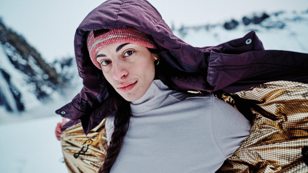 Mulher vestindo jaqueta Columbia técnica com forro Omni-Heat™, mostrando diferença entre roupa comum e técnica de neve.